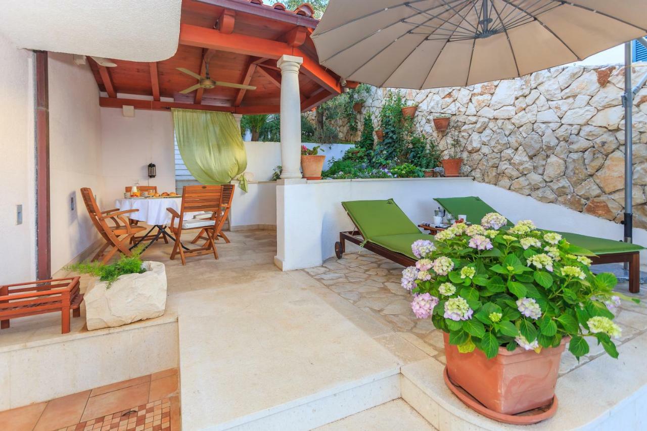 Holiday Home Lola, Sea On A Palm! Heated Pool Trogir Oda fotoğraf